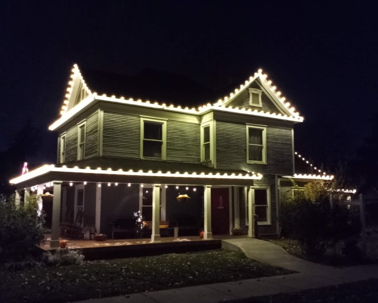 Choosing the Right Commercial Christmas Light Installers